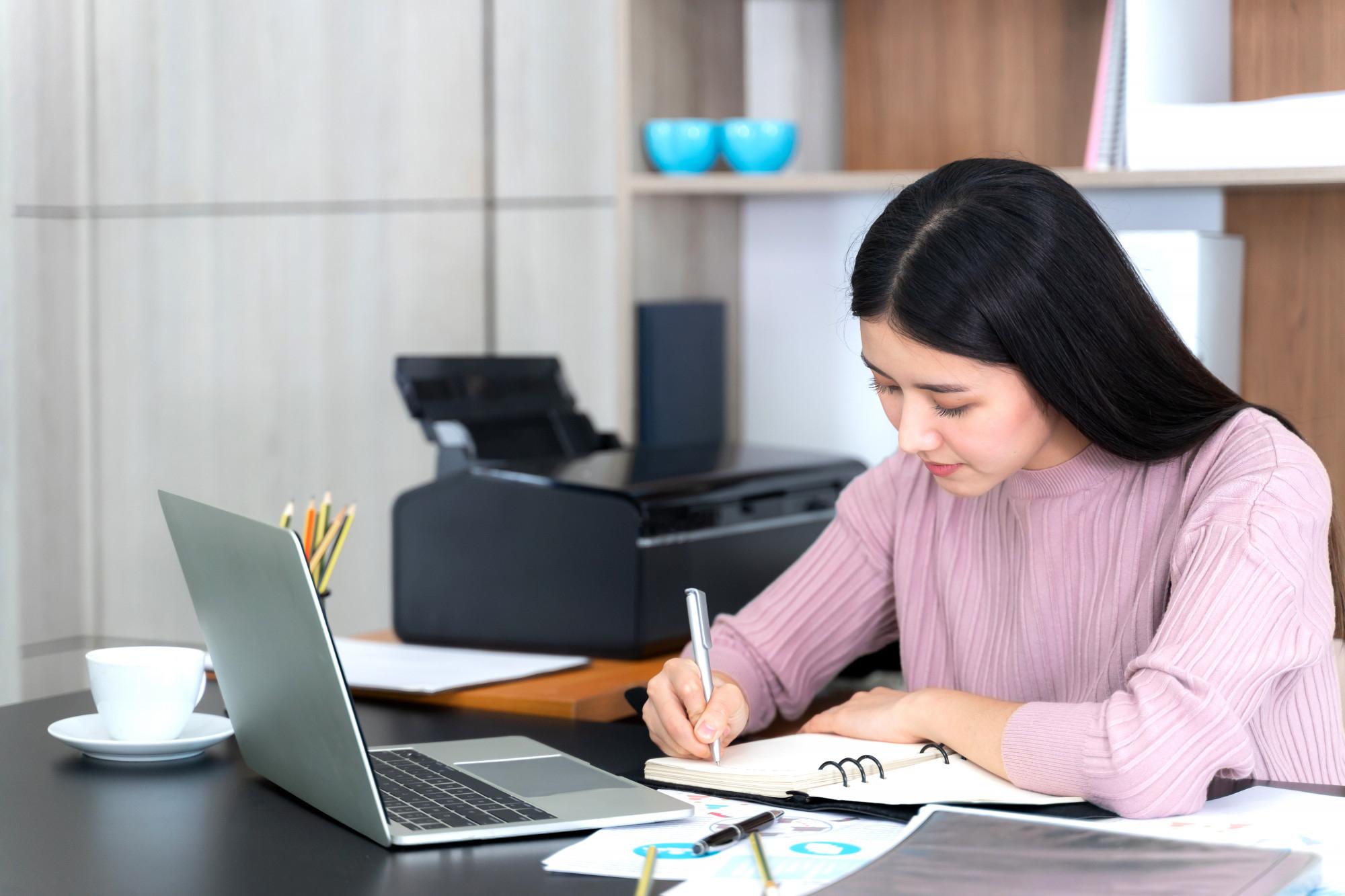 Choosing a UK University While Working Full-Time: What to Look For